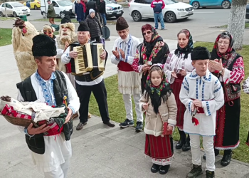 VIDEO Colindătorii merg cu o păpușă în casele tinerilor neînsurați. Obiceiul a rezistat  în vechea comunitate din Mânzălești