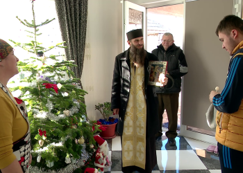 VIDEO „Umblatul cu icoana”, obicei așteptat tot anul. „Ne vestește nașterea Mântuitorului”