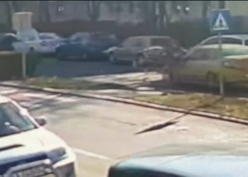 VIDEO Momentul șocant în care un taxi spulberă o mamă cu doi copii