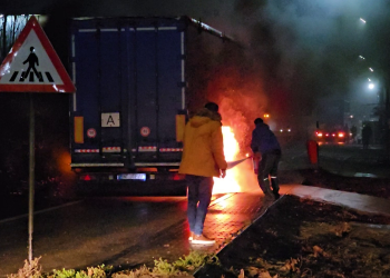 VIDEO TIR în flăcări, pe E85. Mai mulți șoferi au sărit să ajute cu stingătoare
