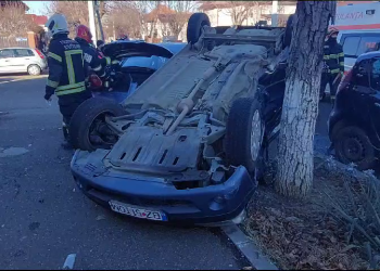 Accident în Buzău. Un Logan a ajuns cu roțile în sus după impactul cu o mașină electrică