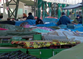VIDEO Bate vânt de pagubă în piețe. Produsele îngheață, iar clienții sunt din ce în ce mai puțini