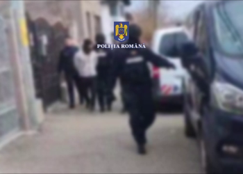 VIDEO Membrii unui clan buzoian, săltați de mascați. Au acumulat un milion de euro din proxenetism