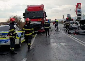 Impact teribil lângă o benzinărie între o cisternă și două autoturisme. Patru răniți, duși de urgență la spital