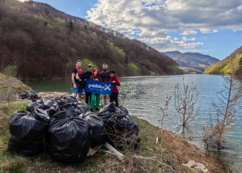 Tone de gunoaie, adunate din lacul Siriu de membrii clubului PaddleX