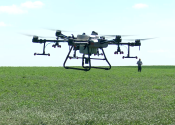 VIDEO Echipamente high-tech, trimise pe câmp să salveze agricultura. Cât de eficiente sunt dronele