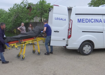 Femeie ucisă de un vecin, în fața soțului imobilizat într-un scaun rulant