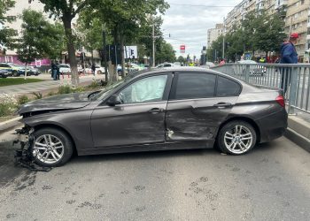 VIDEO Șoferiță de 33 de ani, rănită într-o coliziune produsă într-o intersecție din Buzău