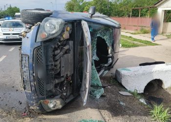 Coliziune între un autoturism și un camion, pe E85, soldată cu rănirea unei femei