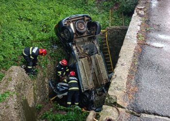 Accident pe DN 10. O mașină a căzut într-un canal, de pe un podeț