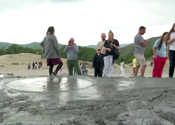 Vulcanii Noroioși, asaltați de turiști în cea de-a doua zi de Paște