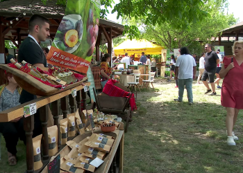 VIDEO Târgul culinar de pe drumul Vulcanilor Noroioși care promovează mâncarea gătită lent