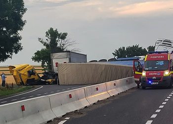 VIDEO Două TIR-uri s-au ciocnit pe E85, în apropiere de Crucea Comisoaiei