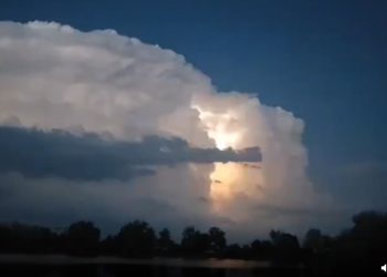 VIDEO Spectacol pe cer: nor bizar cu activitate electrică intensă