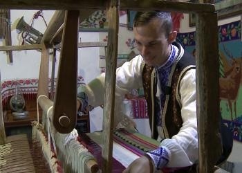 Un tânăr de 17 ani confecționeză obiecte tradiționale la războiul de țesut și are un muzeu acasă