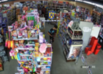 VIDEO Hoț surprins de camerele de supraveghere când ascunde o sticlă în pantaloni