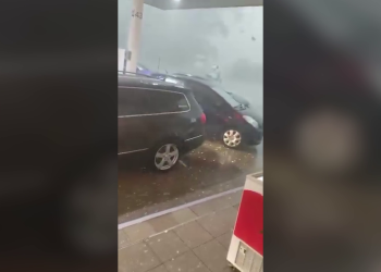 Zona de munte a Buzăului, răvășită de rafale puternice și ploi cu gheață VIDEO