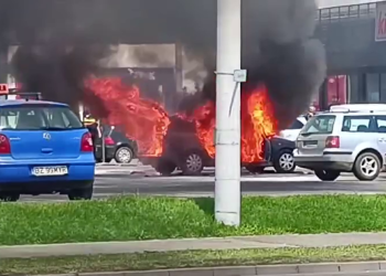 VIDEO Mașină în flăcări, în parcarea unui supermarket din Buzău. Care sunt riscurile generate de caniculă