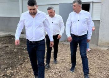 Premierul Ciolacu și ministrul Barbu, în vizită la ferma de porci din Săhăteni. Investiția este de 16,4 milioane euro