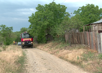 Pompierii transportă apă în două sate din Berca, unde fântânile au secat