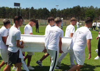 Scene emoționante, la înmormântarea fotbalistului Sorin Nazîru. Sicriul, adus pe terenul de fotbal