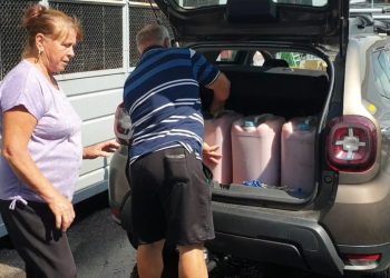 VIDEO Cozi ca în comunism la sucul de roșii fabricat în Buzău. Singurul procesator din județ, asaltat de clienți
