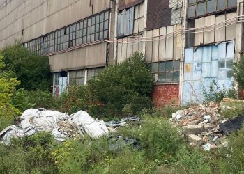 Dezastrul ecologic de la Gerom. Fosta fabrică de sticlă, transformată în groapă de gunoi industrială