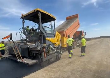 Se așterne primul asfalt pe lotul de autostradă Pietroasele – Buzău