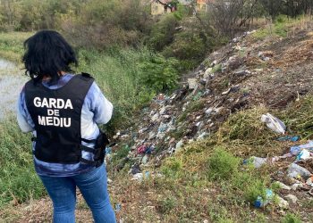 Primăria Ulmeni, sancționată pentru gestionarea necorespunzătoare a deșeurilor pe malul pârâului Sărățel