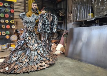 VIDEO Rochie de zeci de kilograme, realizată de un sculptor buzoian pentru un hotel de lux