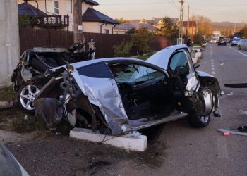 Trei răniți într-o coliziune între două autoturisme și o bicicletă
