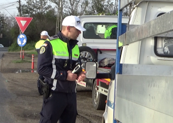 VIDEO Zeci de transportatori de marfă și persoane, amendați de poliție