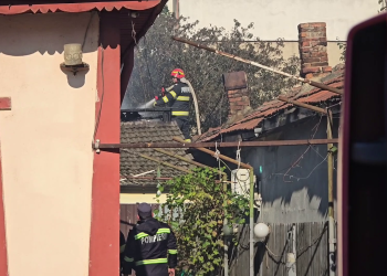 VIDEO Locuință în flăcări în cartierul Micro V. Pompierii au intervenit cu două autospeciale