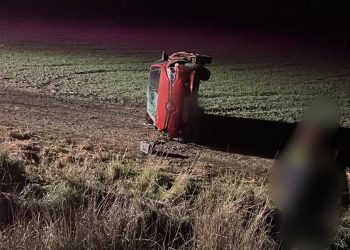 Accident grav pe DN2B. O tânără șoferiță și un adolescent, răniți după ce s-au răsturnat cu mașina