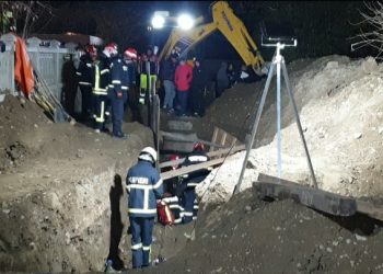 Patru muncitori, prinși sub un mal de pământ în timpul unor săpături. Unul dintre ei a murit