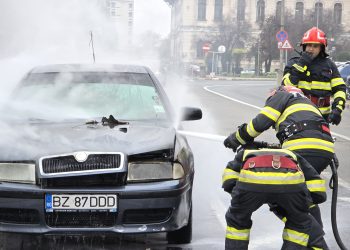 VIDEO Panică în centrul Buzăului. O mașină a luat foc în apropierea sediului ANAF