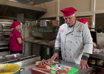 Fum, arome și tradiție. Cum se pregătesc delicatesele pentru sărbători în pensiunile din Buzău