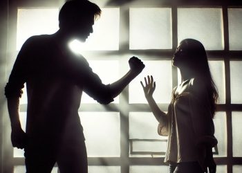 Naivitatea a transformat-o din nou în victimă. Femeie agresată de fostul partener, în ciuda ordinului de protecție