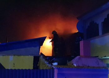 VIDEO Incendiu periculos la Buzău. Din cauza vântului, flăcările au amenințat mai multe case