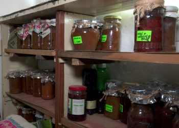 Țăranii vor putea vinde legal gemuri și conserve. O buzoiancă, gata să scoată la poartă borcanele cu bunătăți