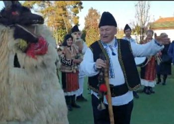 VIDEO Un alai de colindători a poposit în curtea Centrului Muzeal I. C. Brătianu din Buzău
