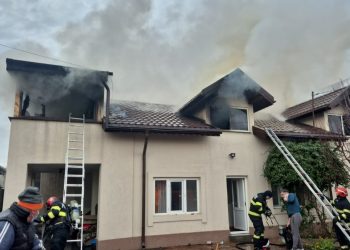 Casă cuprinsă de flăcări în Spătaru. Trei autospeciale ISU, la fața locului