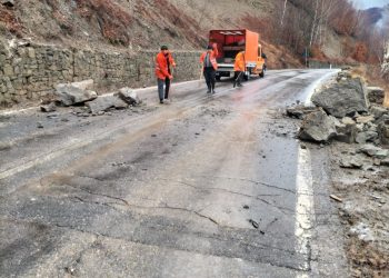 Atenție pe DN10. Căderi de pietre la Siriu din cauza ploilor abundente