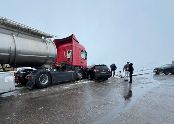 Coliziune între o autocisternă și un autoturism pe DN1B. Două victime transportate la spital