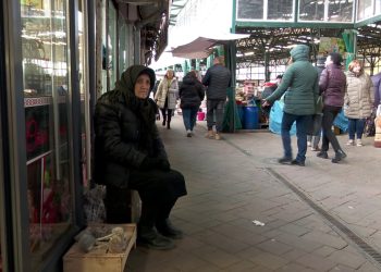 Fără tarabe, dar cu speranță. Vârstnicii piețelor care își câștigă pâinea