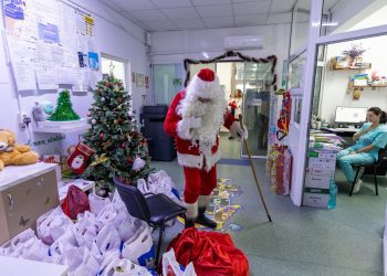 Moș Crăciun a adus daruri micuților pacienți ai Spitalului Județean Buzău