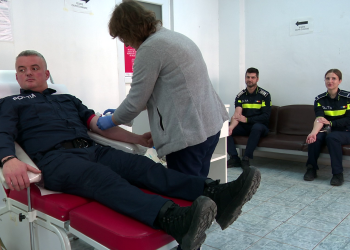 Polițiștii din Buzău protestează față de „Ordonanța trenuleț”. Au donat sânge și au pichetat sediul IPJ
