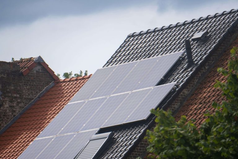 Soluții Eficiente Pentru Economisirea Energiei De Ce Să Alegi Un Kit Fotovoltaic