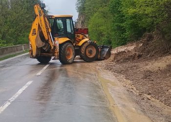 Aluviuni și noroi pe DN 10, la Gura Siriului. Circulația se desfășoară cu dificultate