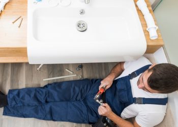 Cum sa eviti reparatiile costisitoare la baie — 5 decizii care fac diferenta pe termen lung